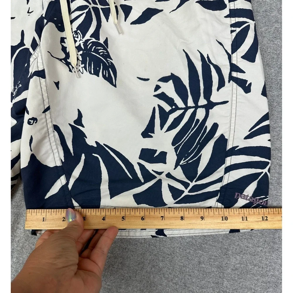 Patagonia Wavefarer Board Shorts‎ Mens 30 Navy White Tropical Floral Swim Trunks